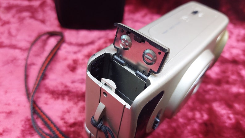 Film camera Skina SK-666. Skina film camera. Point and take a picture of the camera. Working film camera.