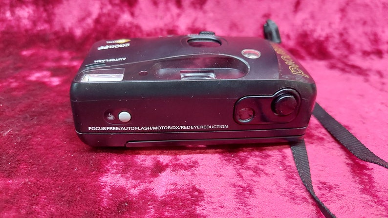 Vintage 35mm Polaroid 2000FF film compact camera, point and shoot camera