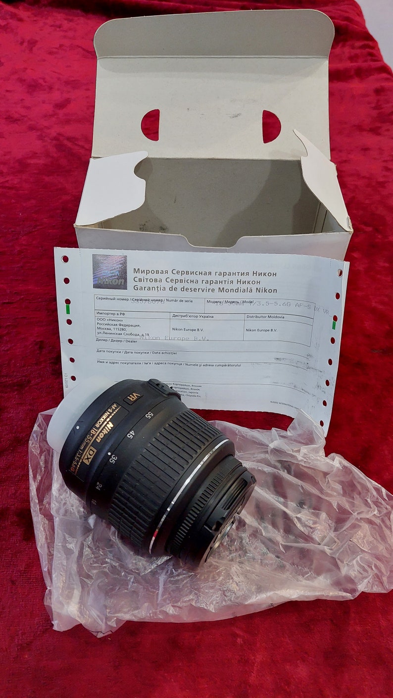 Nikon Lens, Nikon AF-S DX Nikkor 18-55mm f/3.5-5.6G VR, Nikon Universal Touring Lens
