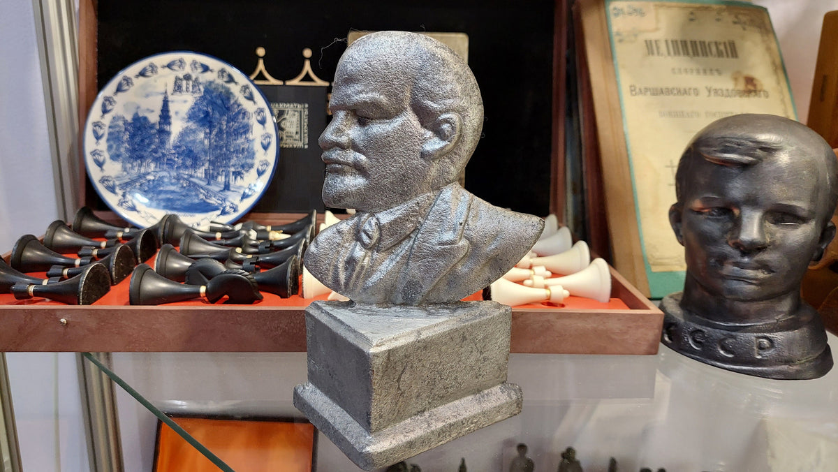 bas-relief of the leaders of the USSR Lenin .